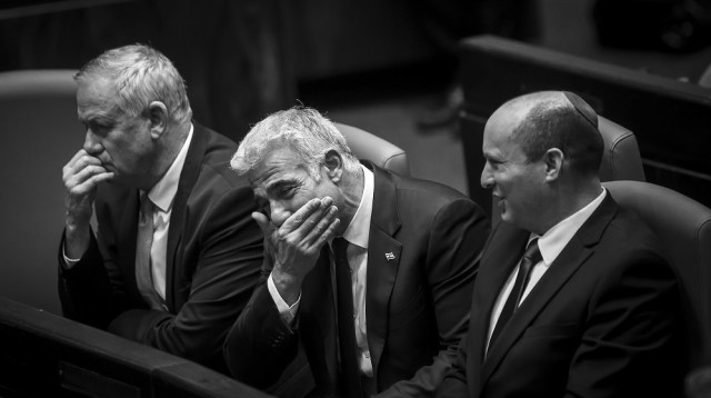 בנט, לפיד וגנץ (צילום: אלכס קולומויסקי)