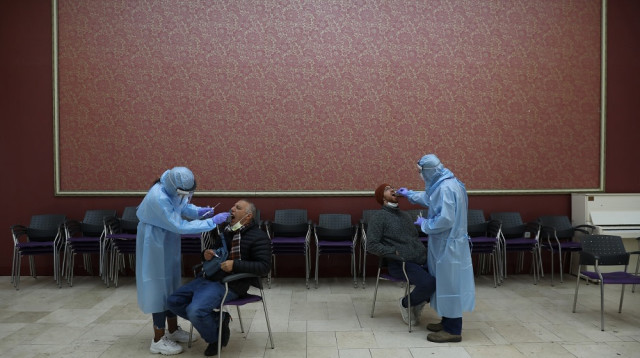 בדיקות קורונה בבית האזרח בר"ג (צילום: אביר סולטן)