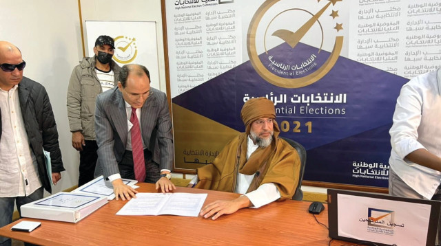 סייף אל־אסלאם קדאפי נרשם להתמודדות, השבוע. לבש את הגלימה החומה שבה התעטף אביו (צילום: רויטרס)