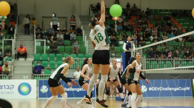 שחקניות הפועל כפר סבא כדורעף (צילום: אתר רשמי, יוסי לזרוף, איגוד הכדורעף)