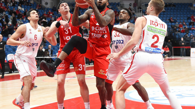 שחקן הפועל חיפה ג'יימס תומפסון נגד הפועל ירושלים (צילום: ברני ארדוב)