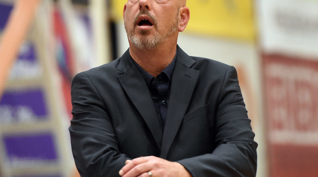 מאמן הפועל באר שבע בכדורסל רמי הדר (צילום: ברני ארדוב)