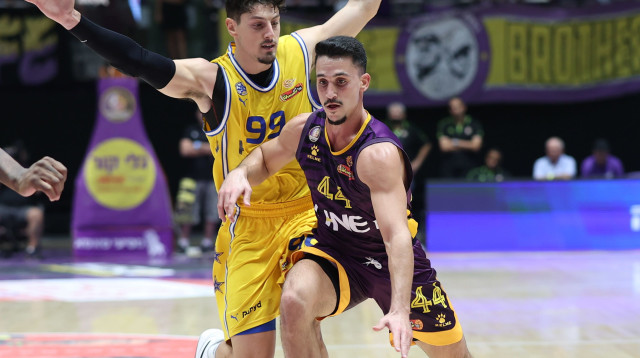 התעלה ברבע השלישי. משגב מול זיו (צילום: דני מרון)