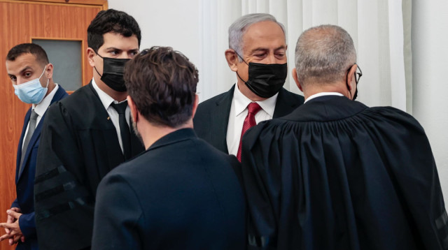 בנימין נתניהו בבית המשפט (צילום: אורן בן חקון)