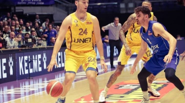 יאיר קרביץ (מימין) בוודאי לא הופתע מחברו מהעתודה. עידן אלבר, אתמול (צילום: אתר רשמי, הטוויטר של הפועל חולון)