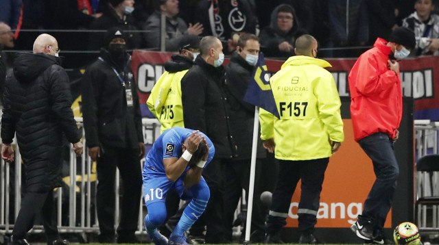 קורבן חוזר. דימיטרי פאייה ברגע הפגיעה (צילום: רויטרס)