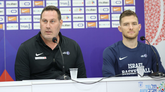 גל מקל, גיא גודס, מסיבת עיתונאים נבחרת ישראל בכדורסל (צילום: דני מרון)