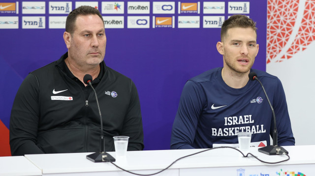 גל מקל, גיא גודס, מסיבת עיתונאים נבחרת ישראל בכדורסל (צילום: דני מרון)