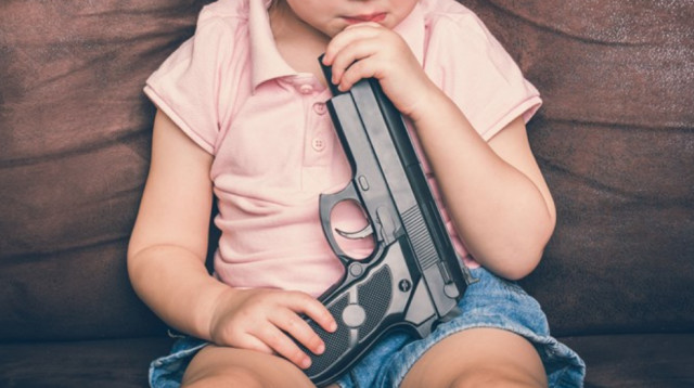 ילד משחק עם אקדח, אילוסטרציה (צילום: ingimage ASAP)