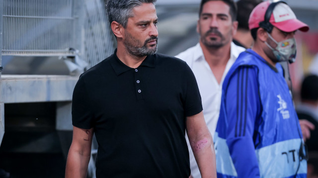 לפני הדרבי, קיבל עזרה קטנה משוער קרית שמונה והבלם. יצחקי (צילום: מאור אלקסלסי)