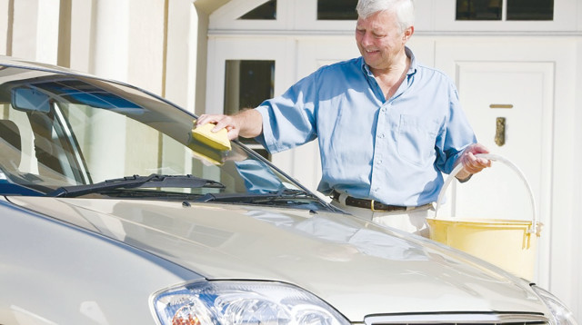 מבוגר מבצע את מטלות הבית, אילוסטרציה (צילום: ingimage ASAP)