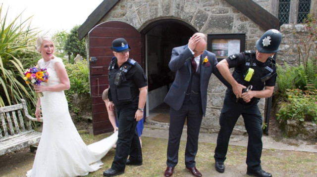 החתן נעצר בטקס החתונה של עצמו (צילום: Getty images)