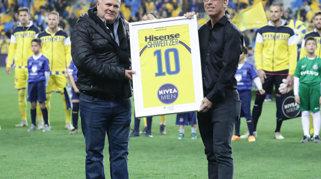 משה שווייצר עם מיטש גולדהאר (צילום: דני מרון)