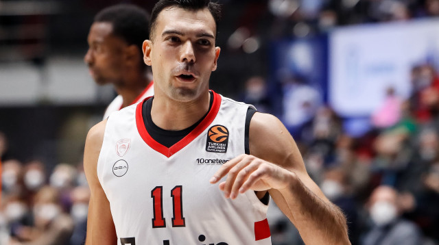 קוסטאס סלוקאס שחקן אולימפיאקוס (צילום: רויטרס)