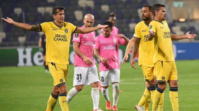 לואיס הרננדס שחקן מכבי תל אביב עם אנדרה ז'ראלדש, ברנדלי קובאס (צילום: ברני ארדוב)