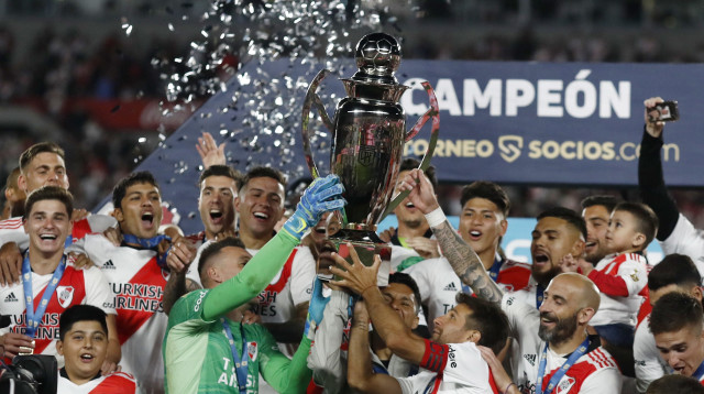 שחקני ריבר פלייט חוגגים אליפות (צילום: רויטרס)