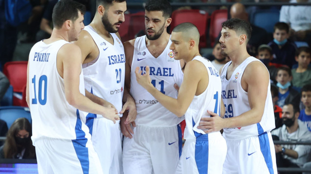 שחקן נבחרת ישראל ים מדר עם יפתח זיו, עידן זלמנסון, תומר גינת (צילום: דני מרון)