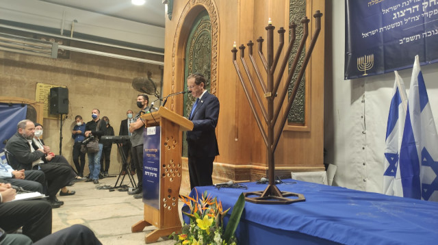 הנשיא יצחק הרצוג בהדלקת הנרות במערת המכפלה (צילום: דוד אביטן)