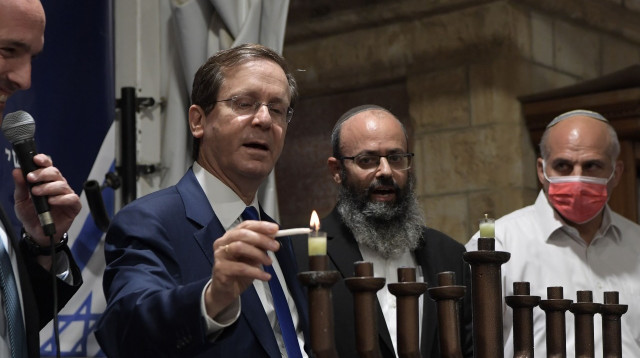 הנשיא הרצוג מדליק נר ראשון של חנוכה בחברון (צילום: קובי גדעון, לע"מ)