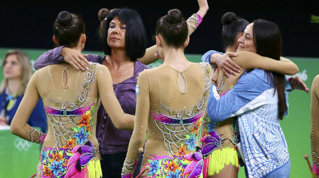 המאמנת אירה ויגדורצ'יק עם בנות נבחרת ההתעמלות האומנותית, ריו 2016 (צילום: רויטרס)