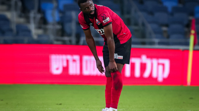 איזוצ'וקוו אנתוני שחקן הפועל חיפה מאוכזב (צילום: מאור אלקסלסי)