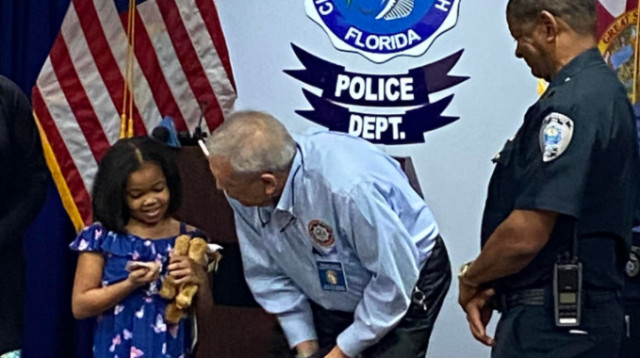 ג'ורני בת התשע קיבלה תעודת הוקרה  (צילום: West Palm Beach Police Department)