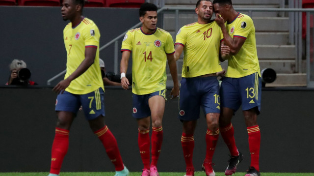 יככב כמו בקופה אמריקה? לואיס דיאס עם שחקני נבחרת קולומביה (צילום: רויטרס)