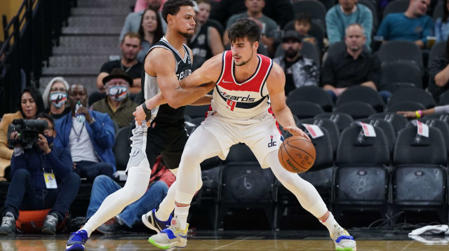 רק 2 נקודות ב-21 דקות. אבדיה מול פורבס (צילום: רויטרס)