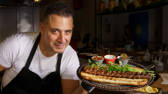 שף אבי לוי: "מתרגש מאד להשיק את התוצאה - מצלה" (צילום: אנטולי מיכאלו)