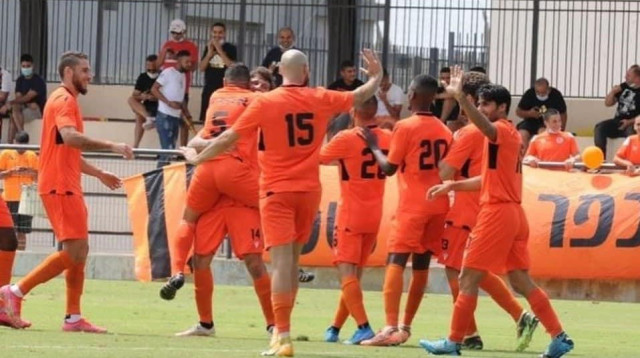 שחקני הפועל כפר שלם חוגגים עם אוהד קדוסי (מימין) (צילום: אתר רשמי, הפועל כפר שלם)