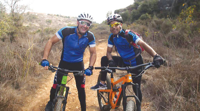 אושרי זכה לחזור לרכיבת שטח עם הרופא שניתח אותו  (צילום: פרטי)