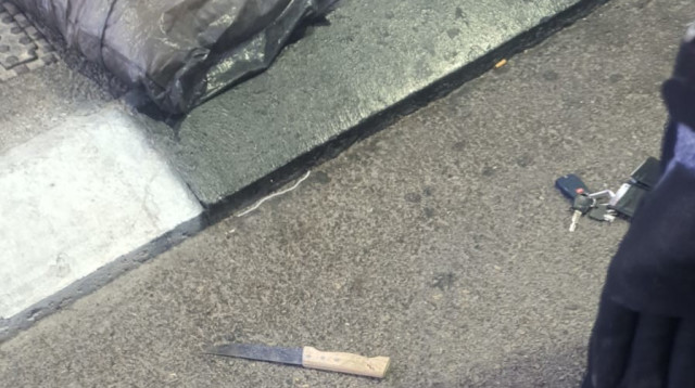 הסכין שהשליך הפלסטיני במעבר אל-ג'יב (צילום: דוברות המשטרה)