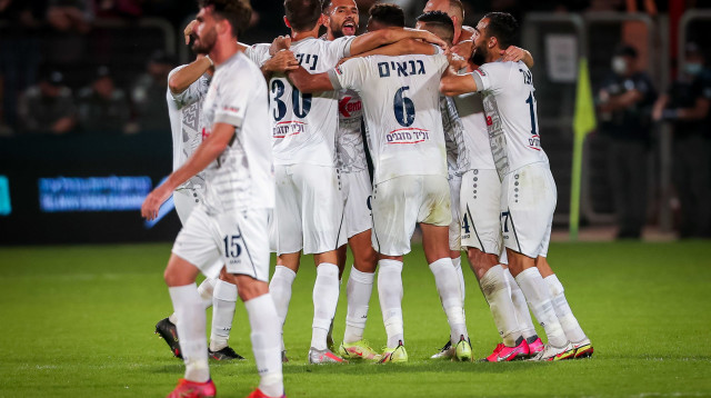 שחקני בני סכנין חוגגים לאחר הניצחון על בית"ר ירושלים (צילום: מאור אלקסלסי)