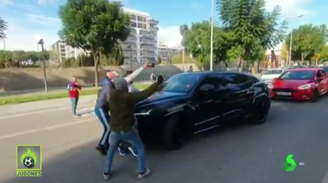 אוהדי ברצלונה חוסמים את רכבו של סמואל אומטיטי (צילום: צילום מסך, .)