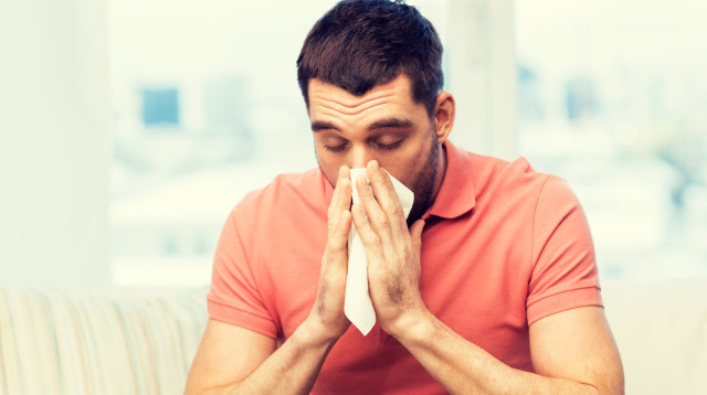 גבר מצונן (צילום: אינגאימג')