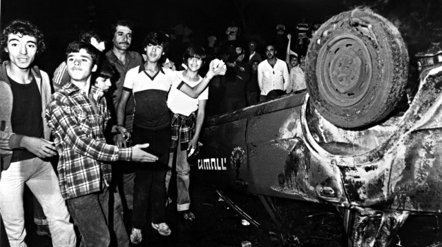 שנת 1979: הפנתרים השחורים, שריפת ניידת משטרה (צילום: רוני נעמן)