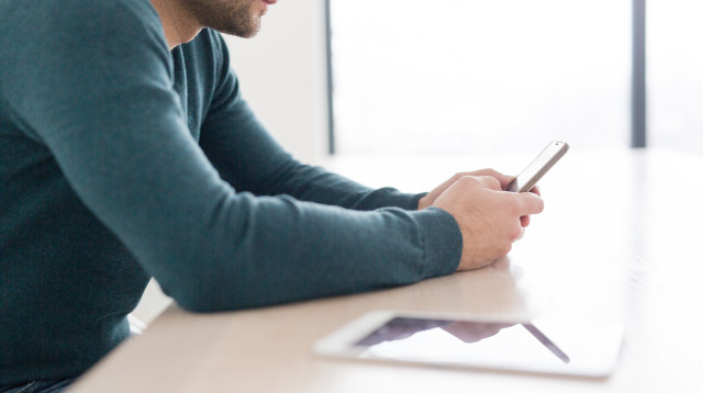 גבר מחזיק סמאטרפון, אילוסטרציה (למצולם אין קשר לנאמר בכתבה) (צילום: אינג אימג')