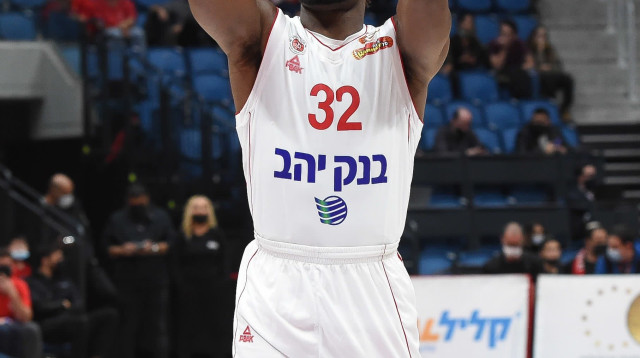 להט עם 28 נקודות. רטין אובסוהאן (צילום: ברני ארדוב)