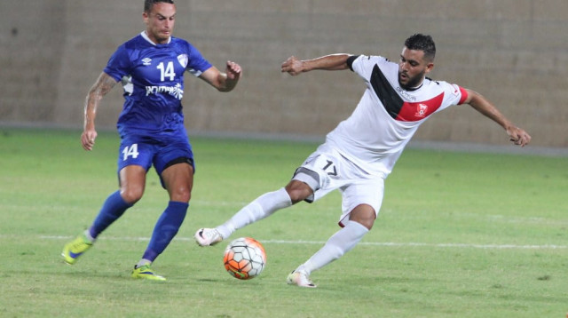 שחקן קרית שמונה עודד אלקיים מול שחקן בני סכנין פאדי זיידאן (צילום: אדריאן הרבשטיין)