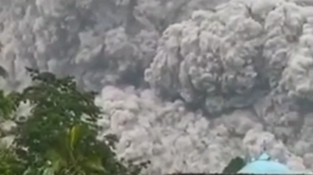 התפרצות הר געש באינדונזיה (צילום: צילום מסך: רויטרס)