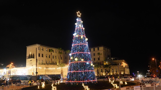 עץ חג המולד שהוצב בכיכר השעון ביפו (צילום: אילן ספירא)