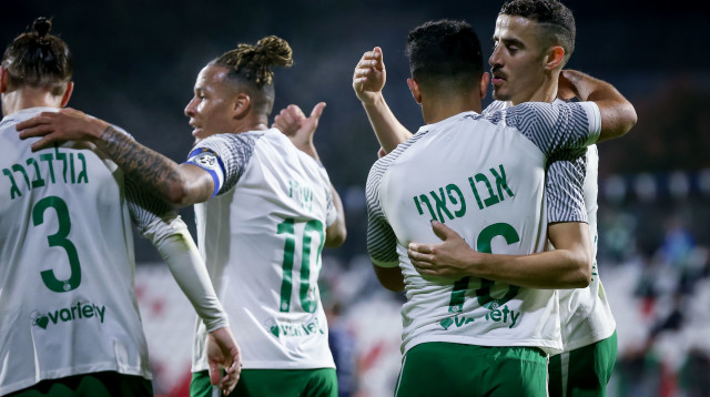 מוחמד אבו פאני שחקן מכבי חיפה עם דולב חזיזה (צילום: מאור אלקסלסי)