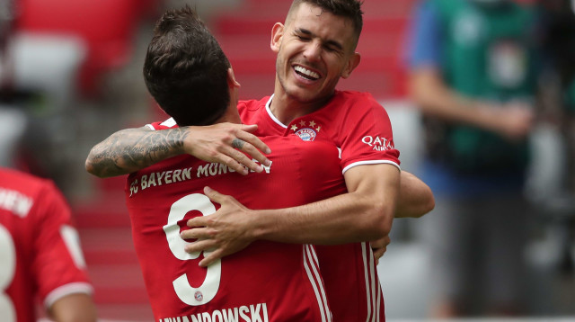 "הוא היה צריך לזכות בכדור הזהב". לוקאס עם לבנדובסקי (צילום: GettyImages, Alexander Hassenstein)