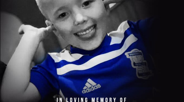 הכדורגל האנגלי במחוות לזכר הילד שנרצח, ארתור לביניו יוז (צילום: צילום מסך, חשבון הטוויטר של ברמינגהאם)