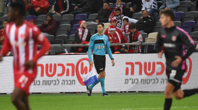 דגל הקוון המאולתר במשחק של הפועל תל אביב מול הפועל ירושלים (צילום: ברני ארדוב)