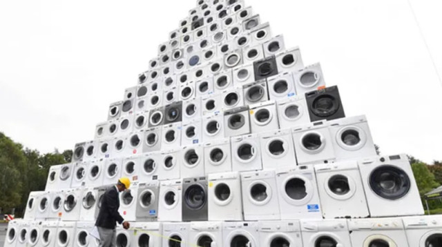 פירמידה שבנויה כולה  ממכונות כביסה (צילום: Guinness World Records)
