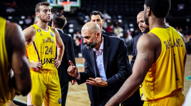 מאמן הפועל חולון מאוריציו בוסקאליה עם שחקניו (צילום: אתר רשמי, האתר הרשמי של פיב"א)