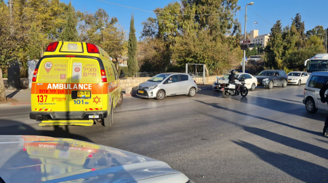 זירת פיגוע הדקירה בשייח' ג'ראח (צילום: דוברות מד"א)