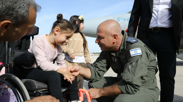 שיר בדוח בת ה-7 משוחחת עם מפקד בסיס תל נוף תא"ל עודד כהן (צילום: עמותת איל"ן)