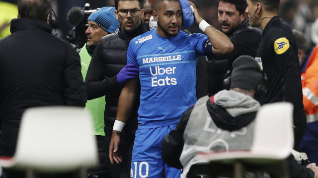 ירד לחדר ההלבשה עם קרח לראשו. דימיטרי פאייה (צילום: רויטרס)